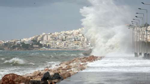 Δεμένα τα πλοία σε Πειραιά και Ραφήνα- 10 μποφόρ στο Αιγαίο