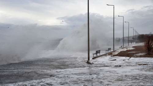 Παραμένουν δεμένα τα πλοία σε Πειραιά, Ραφήνα και Λαύριο