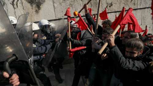 Ένταση στην πορεία των εκπαιδευτικών μπροστά στη Βουλή