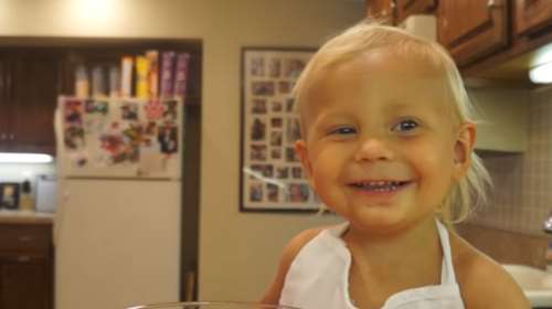 Ο δίχρονος που μαγειρεύει στο YouTube - Έγινε viral