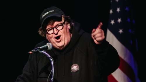 Μάικλ Μουρ: Ο νέος «φιλικός» φασισμός έχει χαμογελαστό πρόσωπο