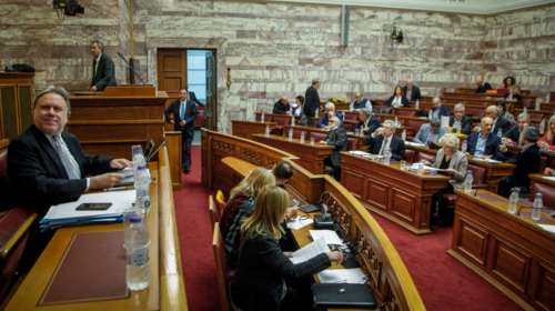 Βουλή: Σφοδρή αντιπαράθεση με το... καλησπέρα στην Επιτροπή [live]