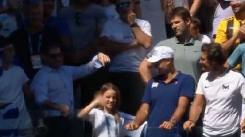 O Τσιτσιπάς συστήνει την οικογένεια του σε όλο τον πλανήτη [Βίντεο]