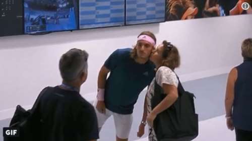 Στο γήπεδο ο Τσιτσιπάς: Το φιλί από τη μητέρα του πριν τον αγώνα [Βίντεο]