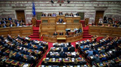 Σε εξέλιξη η ψηφοφορία στη Βουλή για τη Συμφωνία των Πρεσπών