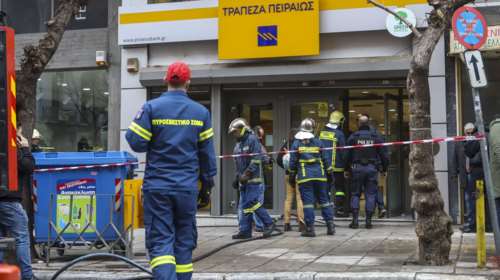 Θεσσαλονίκη: Άνδρας έχει ταμπουρωθεί σε τράπεζα και απειλεί να βάλει φωτιά