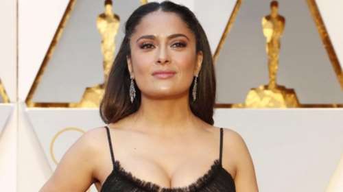 Θηλυκή και σέξι στα 52- Η Σάλμα Χάγεκ ποζάρει με μαγιό