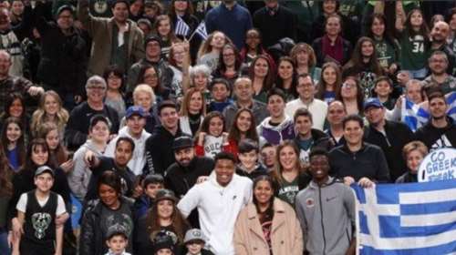 Αποθέωση του Γιάννη Αντετοκούνμπο από εκατοντάδες Ελληνες [Βίντεο]