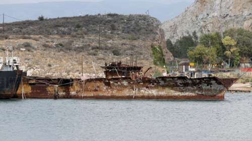 H SZ στο «νεκροταφείο πλοίων» της Ελευσίνας