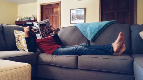 Οι μισοί νέοι με πλήρη απασχόληση ζουν με τους γονείς τους