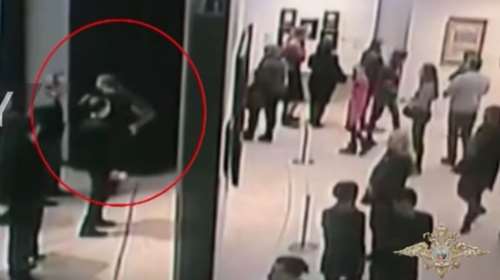 Μόσχα: Έκλεψε πίνακα από γκαλερί και έφυγε ανενόχλητος