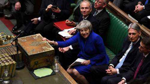 Βρυξέλλες προς Τερέζα Μέι: Αποφασίστε τι θέλετε