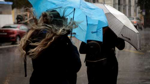 Με βροχές και σποραδικές καταιγίδες ο καιρός την Τρίτη