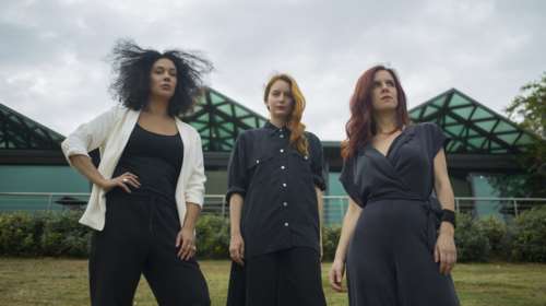 Τρία κορίτσια υποκλίνονται στον Λέοναρντ Κοέν με ένα αφιέρωμα