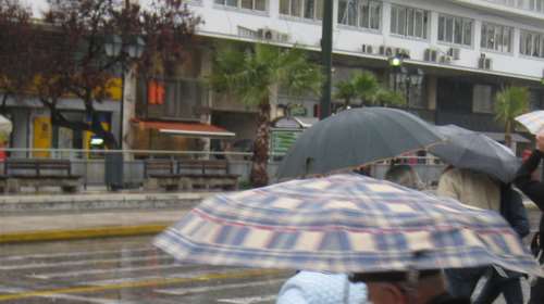 Ο καιρός: Βροχές και καταιγίδες, βελτίωση από το απόγευμα