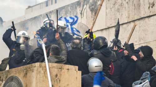 Προφυλακιστέος ένας 27χρονος για τα επεισόδια έξω από τη Βουλή