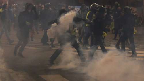 Νέα επεισόδια με τα &quot;κίτρινα γιλέκα&quot; στο Παρίσι (φωτό)