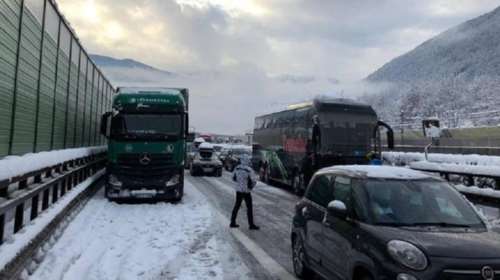 Χιλιάδες οχήματα ακινητοποιημένα σε ιταλικό αυτοκινητόδρομο λόγω χιονιού