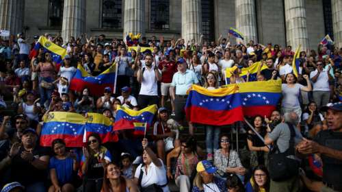 Ο Μαδούρο αψηφά τη Δύση, αλλά το τελεσίγραφο λήγει