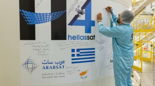 Φορτίζουν τον Hellas Sat 4, όλα έτοιμα για την εκτόξευση την Τρίτη