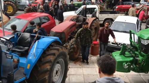 Μεσσηνία: Οι αγρότες πήγαν σανό στα γραφεία του ΣΥΡΙΖΑ (VIDEO)