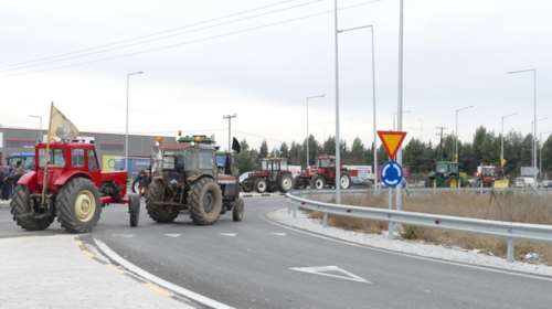 Απέκλεισαν τον κόμβο Πλατυκάμπου οι αγρότες από το μπλόκο της Νίκαιας - Vid