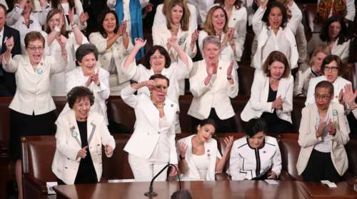 Στα λευκά για τα δικαιώματα των γυναικών και κατά του Τραμπ