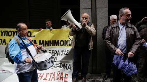 Διαμαρτυρία εργαζομένων σε Δημόσιο και νοσοκομεία έξω από το ΥΠΟΙΚ