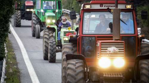Αγροτικά μπλόκα σε όλη τη χώρα-κλιμακώνονται οι κινητοποιήσεις