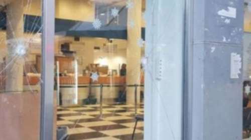 Επίθεση με πέτρες στα γραφεία των ΕΛΤΑ στην Πάτρα