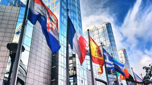 Ανάπτυξη άνω του 2% με αστερίσκους «βλέπει» για την Ελλάδα η Κομισιόν