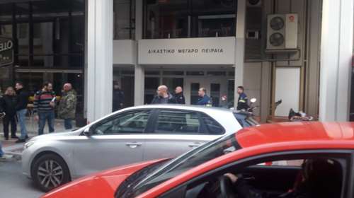 Έντεκα φάκελοι με ύποπτη σκόνη εντοπίστηκαν στα δικαστήρια Πειραιά