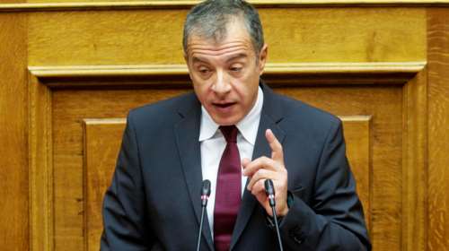 Διπλά &quot;πυρά&quot; από τον Θεοδωράκη κατά ΣΥΡΙΖΑ και ΝΔ