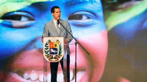 Βενεζουέλα: Δεν αποκλείει στρατιωτική επέμβαση των ΗΠΑ ο Γκουαϊδό