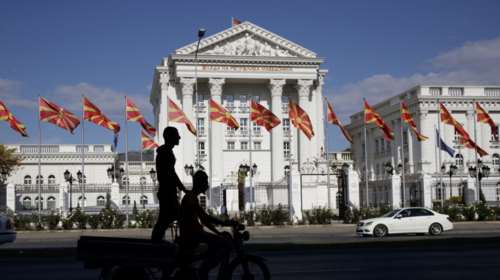 ΠΓΔΜ: Ξήλωσαν το «Μακεδονία» από το κτίριο της κυβέρνησης