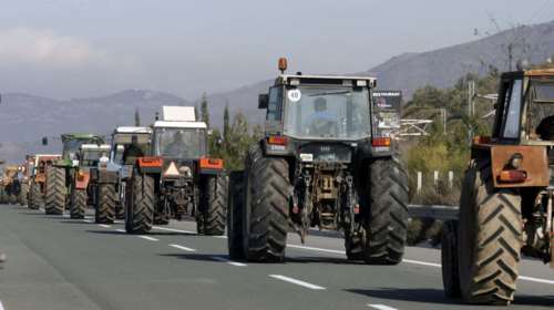 Απέκλεισαν τον κόμβο του Πλατυκάμπου οι αγρότες του μπλόκου της Νίκαιας