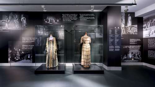 Τα εμβληματικά κοστούμια του Εθνικού Θεάτρου στο  Ελ. Βενιζέλος