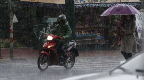 Στην Αθήνα η «Χιόνη»: Πτώσεις στην τάση του ρεύματος και εγκλωβισμοί