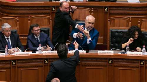 Επίθεση στον Ράμα με μπογιά  σε συζήτηση για τη Β.Μακεδονία - Βίντεο