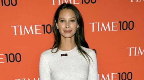 Η Κρίστι Τέρλινγκτον επέστρεψε στην πασαρέλα εντελώς άβαφη στα 50 της!