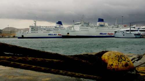 Πρόσκρουση κρουαζιερόπλοιου στο λιμάνι του Πειραιά λόγω των ισχυρών ανέμων