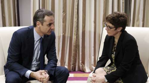 Συνάντηση Μητσοτάκη με τη διάδοχο της Μέρκελ στο Μόναχο