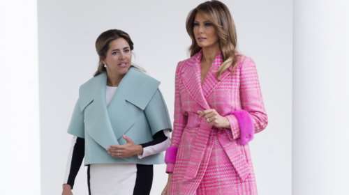 Απίστευτα σχόλια για το look της Μελάνια: "Μπουρνούζι φοράει;"