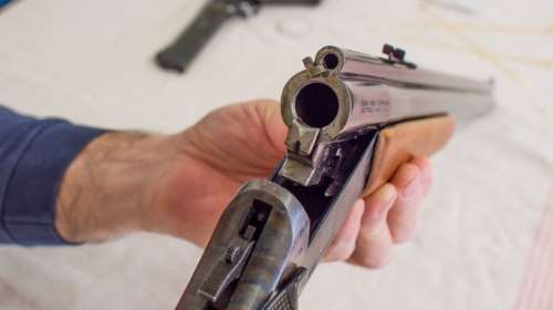 Ανδρας μπήκε σε επιχείρηση στη Θεσσαλονίκη και πυροβόλησε