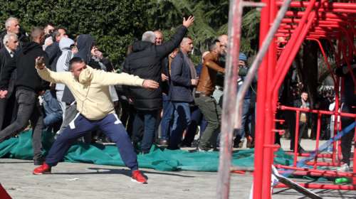Σοβαρά επεισόδια έξω από το πρωθυπουργικό γραφείο στα Τίρανα