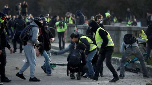Γαλλία: Στο δρόμο και σήμερα τα κίτρινα γιλέκα