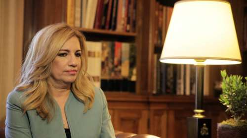 Γεννηματά: Ο Τσίπρας κάνει delivery υπουργείων σε &quot;πρόθυμους&quot;