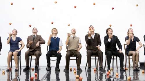 80 μήλα, 9 performers, σε μια αξέχαστη πρόσκληση σε τσάι