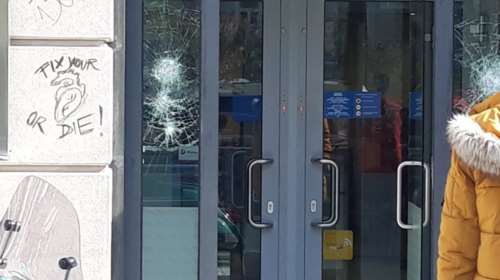 Επίθεση κουκουλοφόρων με βαριοπούλες σε τράπεζα στα Εξάρχεια