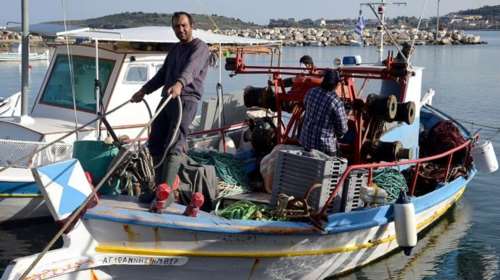 Κώστας Καραμανώλης: Ο ψαράς της Λέσβου που μοιράζει ψάρια στα προσφυγόπουλα